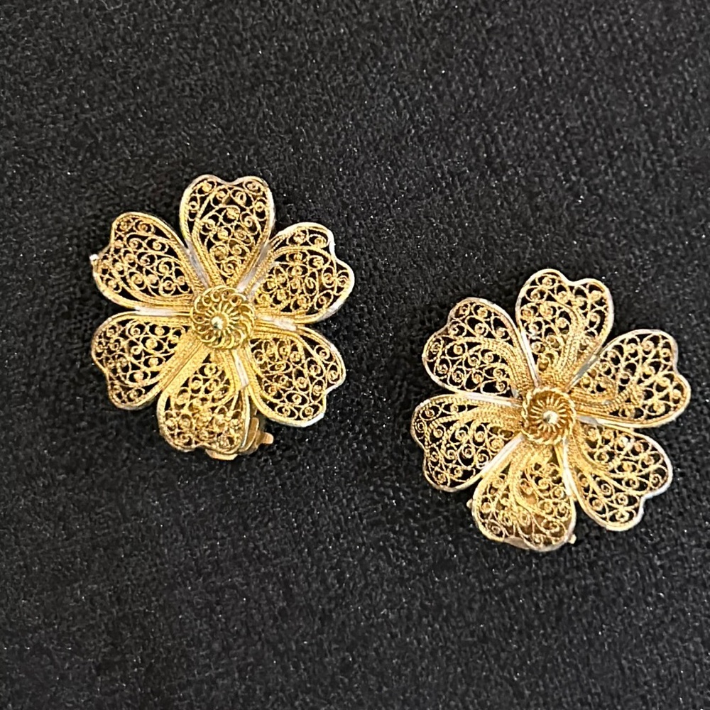 VINTAGE Gold Filigree Clip On Earrings.